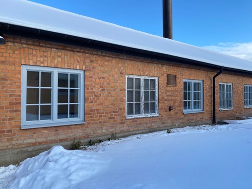 pågående fönsterbyte på tegelfastighet