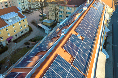 solceller installerade på fastighet
