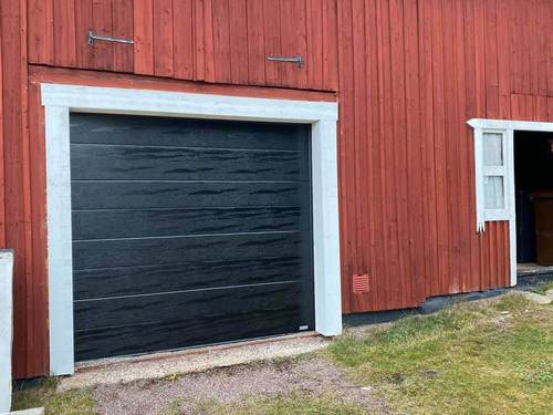 svart garageport