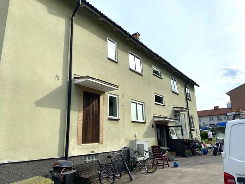 Nya energieffektiva fönster i bostadshus – modernisering av fasad och komfort