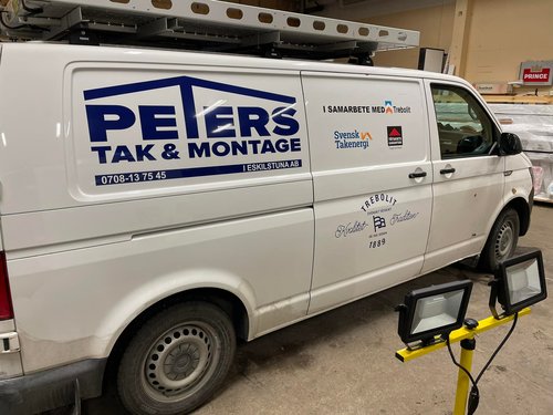 Peters Tak & montage firmabil parkerad på byggarbetsplats i Eskilstuna