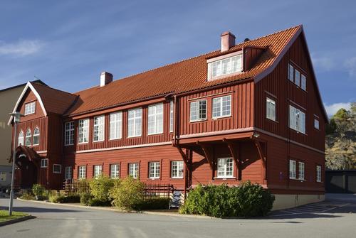 Större rött hus med nya fönster från Hantverkarpriser