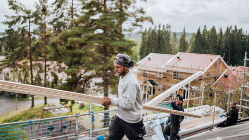 Två takläggare i Falun