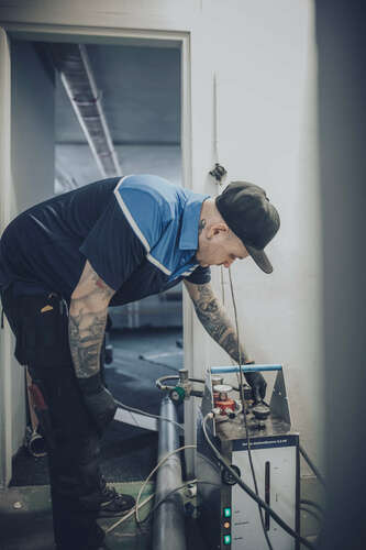 medarbetare arbetar  i örebro på nordic relining