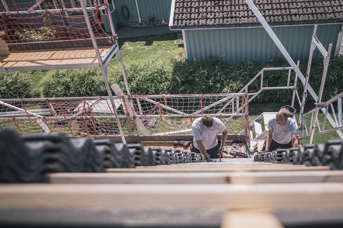 pågående läggning av betongpannor på tak i Gävle