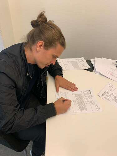 Victor skriver avtal