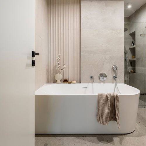 stilrent beige badrum med badkar