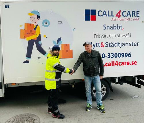 Kund skakar hand med flyttpersonal från Call4Care framför flyttbil i Helsingborg