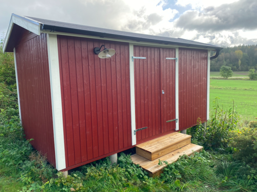 Rött garage där elinstallation utförts