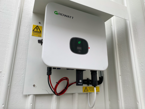 Vit växelriktare för solceller med kabeldragning
