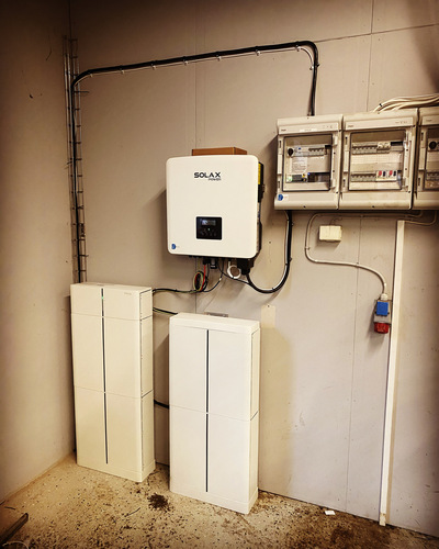 Växelriktare, elcentral och batterilager för solceller installerade i ett garage