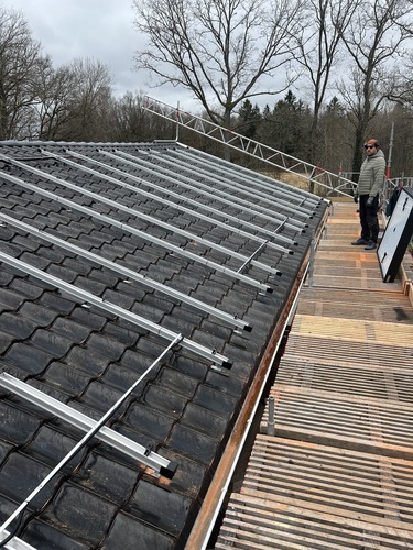 Monteringsskenor för solceller på ett tegeltak