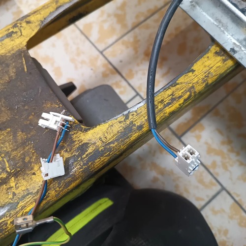 Närbild på elkablar och kontakter under reparation av värmepumpsystem