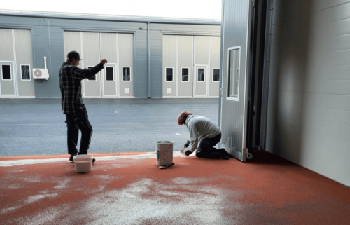 Rött industrigolv läggs av golvläggare