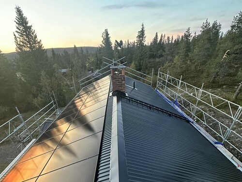 Solpaneler på hustak i Ludvika