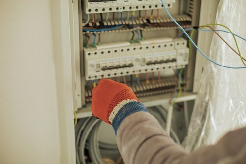 Installerar elcentral i Nacka