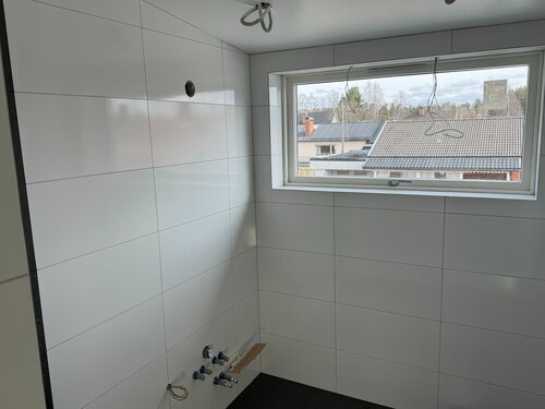 Badrumsrenovering Malung vitt blankt kakel