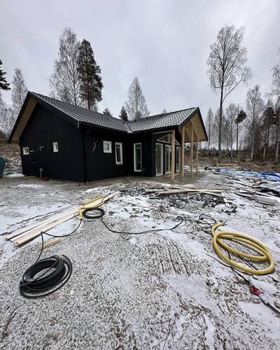 Svart hus där vi har utfört elservice
