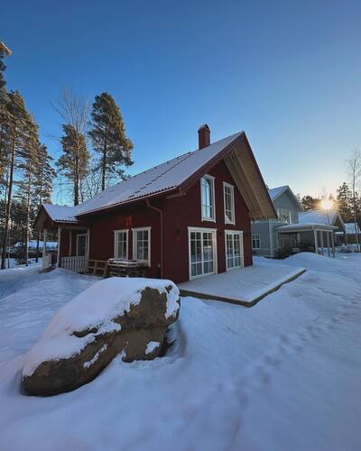 Rött hus på vintern
