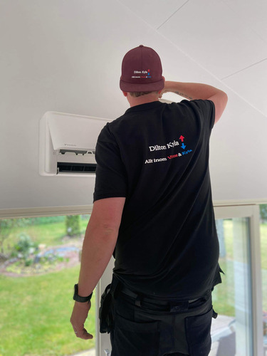 Installatör från Dilton Kyla servar en luftvärmepump i villa i Malmö