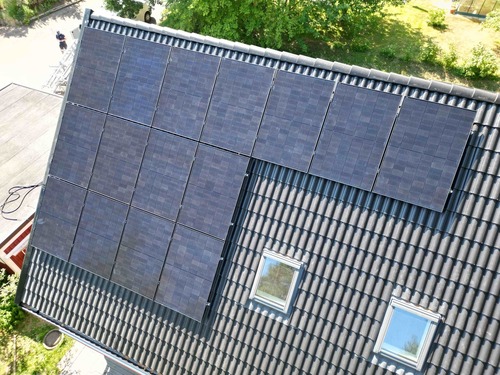 Solceller på svart tak i Falun