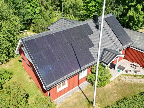 Solpaneler på rött hus i Falun