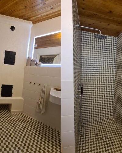 Traditionellt badrum i Täby med kakelugn, schackrutigt klinkergolv och dusch med mönstrat kakel