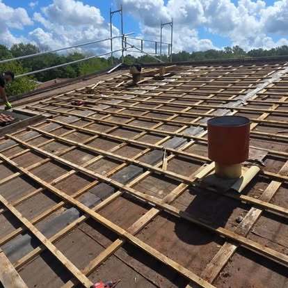 Avtäckt tak med synlig läktstruktur och skorsten – förberedelse inför ny takläggning av Takgruppen Sverige AB.