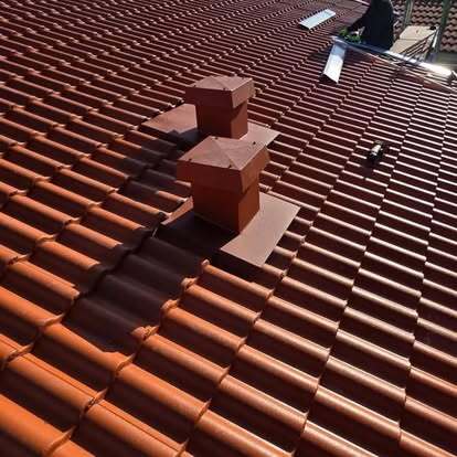 Tegeltak med dubbla skorstenar – färdigställt takprojekt av Takgruppen Sverige AB.