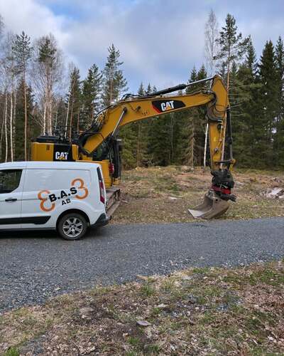 3BAS AB:s servicebil och grävmaskin på plats – markarbete vid skogstomt i Norrtälje