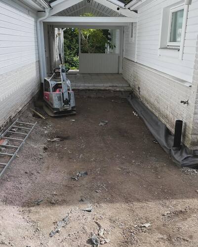 Förberedelse för uppfart och markarbeten vid villa – grävning och underarbete i Täby
