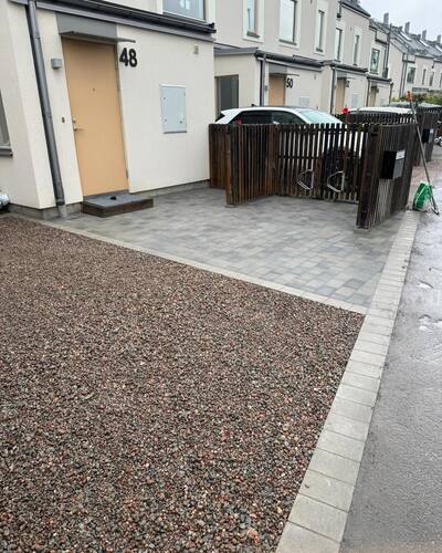 Ny stenlagd entré och grusad parkering vid radhus