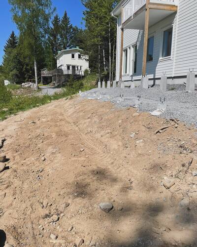 Markarbete och grävning inför altanbygge
