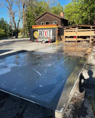 Nygjuten betongplatta utanför industrihall