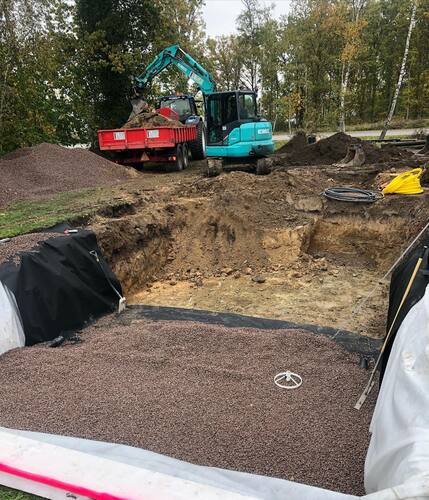 pågående grävning inför poolbygge