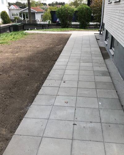 gångbana utanför fastighet