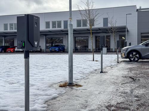 laddboxinstallation på boendeparkeringen utanför en BRF i borlänge