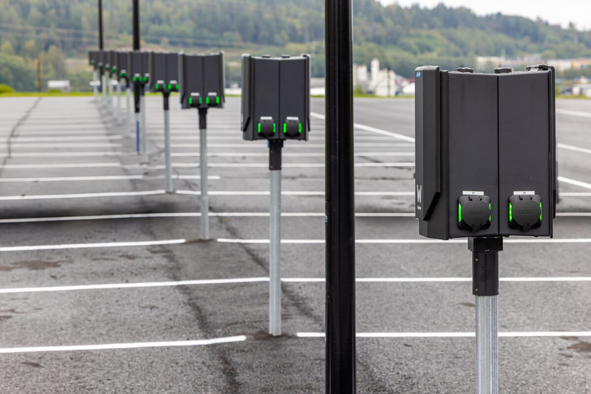 Bild på laddbox installerad på parkering Bild på laddbox installerad på parkering