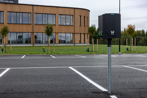laddbox på större parkering