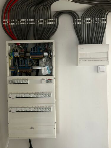 Ny elcentral med professionell kabeldragning installerad av elfirma i Farsta