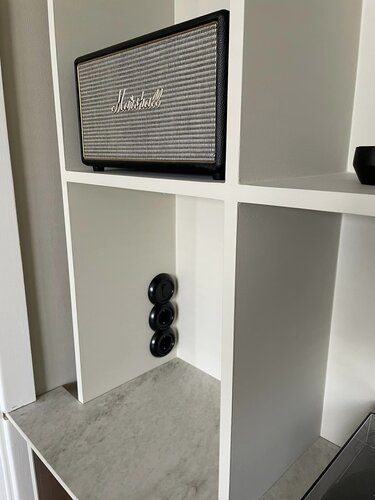 Installerade vägguttag i hylla