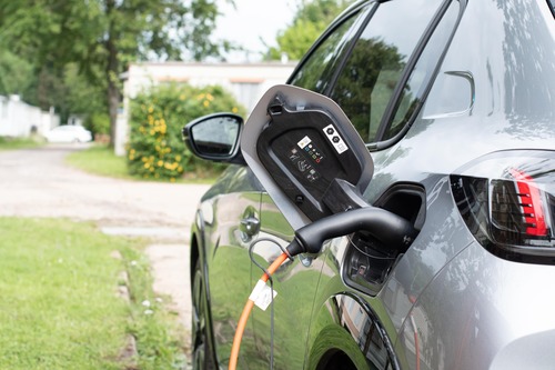 Elbil laddas med laddbox installerad i Farsta – trygg elinstallation för hemmet