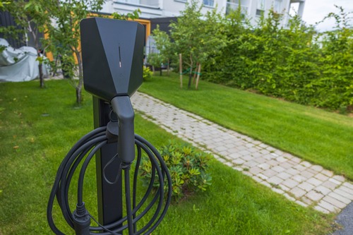 Modern laddbox installerad i villaområde i Farsta – elbilsladdning hemma