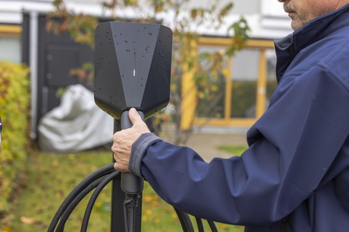 Elektriker i Farsta installerar laddbox utomhus – trygg elinstallation för elbil