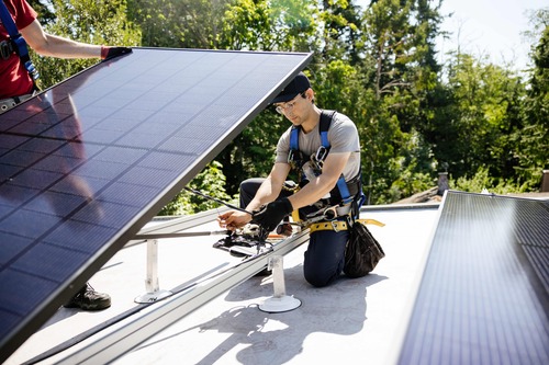 X-press Elektriska AB monterar solceller på villatak