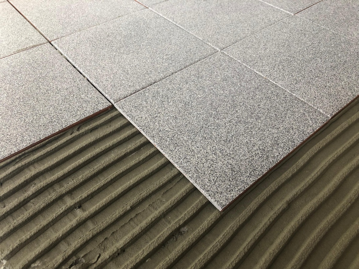 Klinkerplattor som installeras på fix underlag inför badrumsrenovering i Borlänge. Klinkerplattor som installeras på fix underlag inför badrumsrenovering i Borlänge.