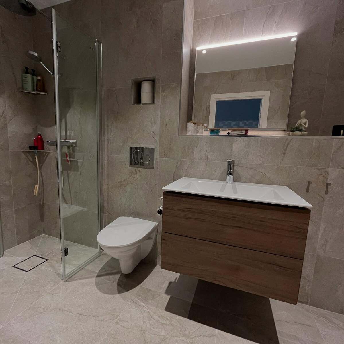 Modern badrumsrenovering i Sandviken med duschhörna, infälld nischhylla och dubbel lådkommod i trä – resultat från LA Rörsystem AB. Modern badrumsrenovering i Sandviken med duschhörna, infälld nischhylla och dubbel lådkommod i trä – resultat från LA Rörsystem AB.