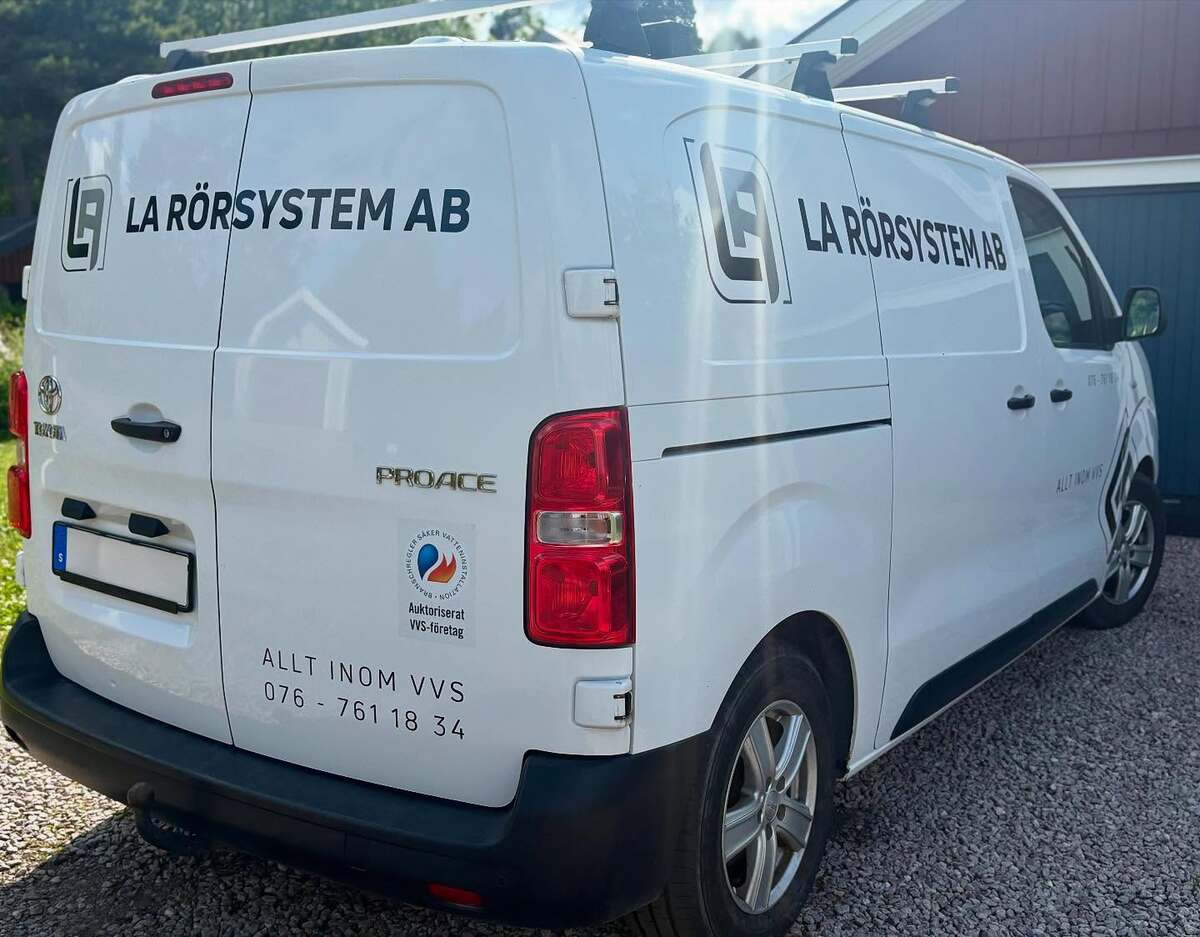 LA Rörsystem AB:s VVS-servicebil i Sandviken – tydlig företagsprofilering på vit skåpbil redo för uppdrag inom rörinstallation och badrumsrenovering. LA Rörsystem AB:s VVS-servicebil i Sandviken – tydlig företagsprofilering på vit skåpbil redo för uppdrag inom rörinstallation och badrumsrenovering.