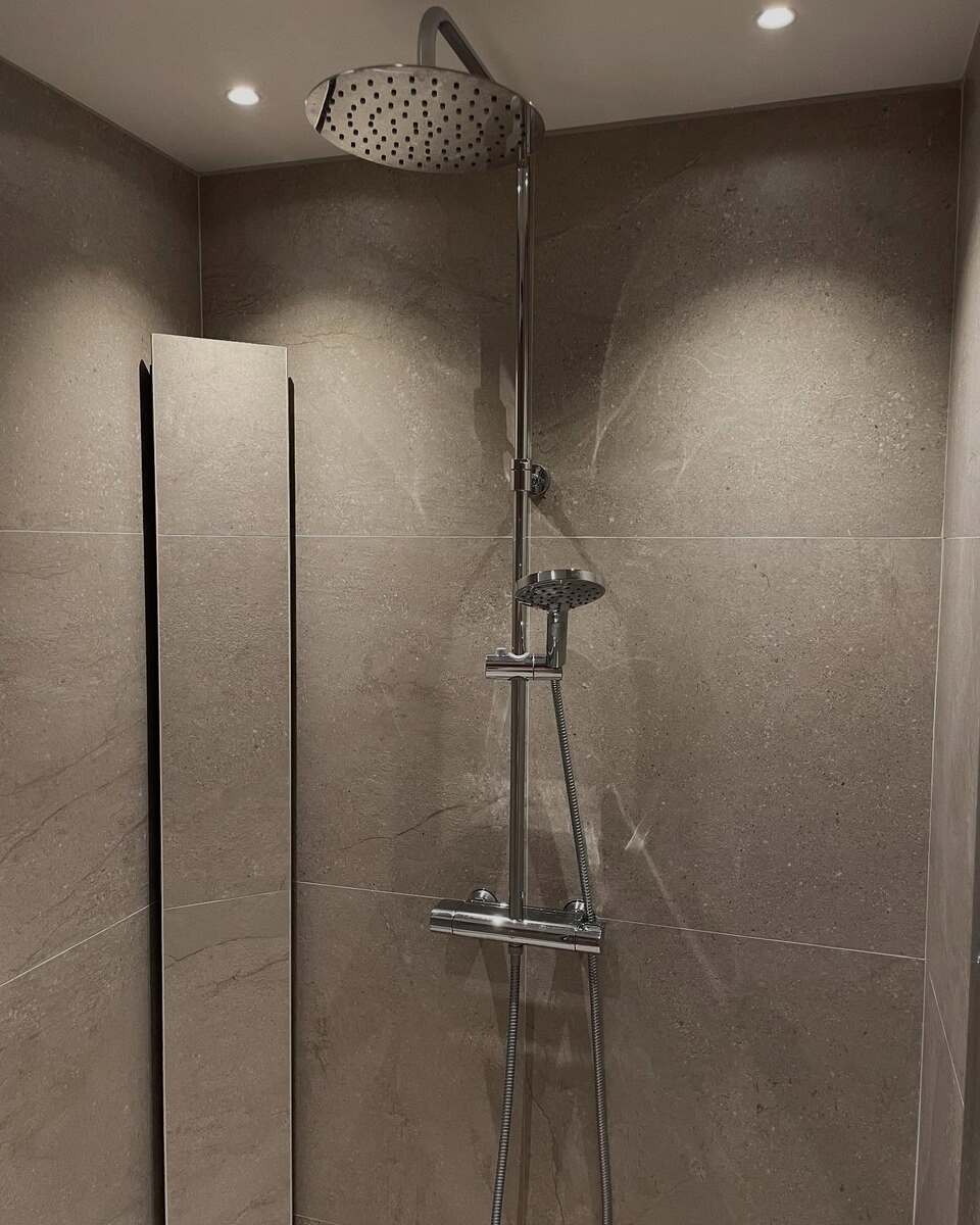 Takdusch och duschblandare installerad i nyrenoverat badrum i Sandviken – VVS-arbete utfört av LA Rörsystem AB med fokus på modern design och funktion. Takdusch och duschblandare installerad i nyrenoverat badrum i Sandviken – VVS-arbete utfört av LA Rörsystem AB med fokus på modern design och funktion.