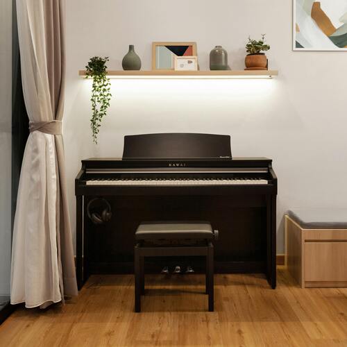 Modernt inrett rum med ett svart digitalpiano och en hylla med dekorationer ovanför.